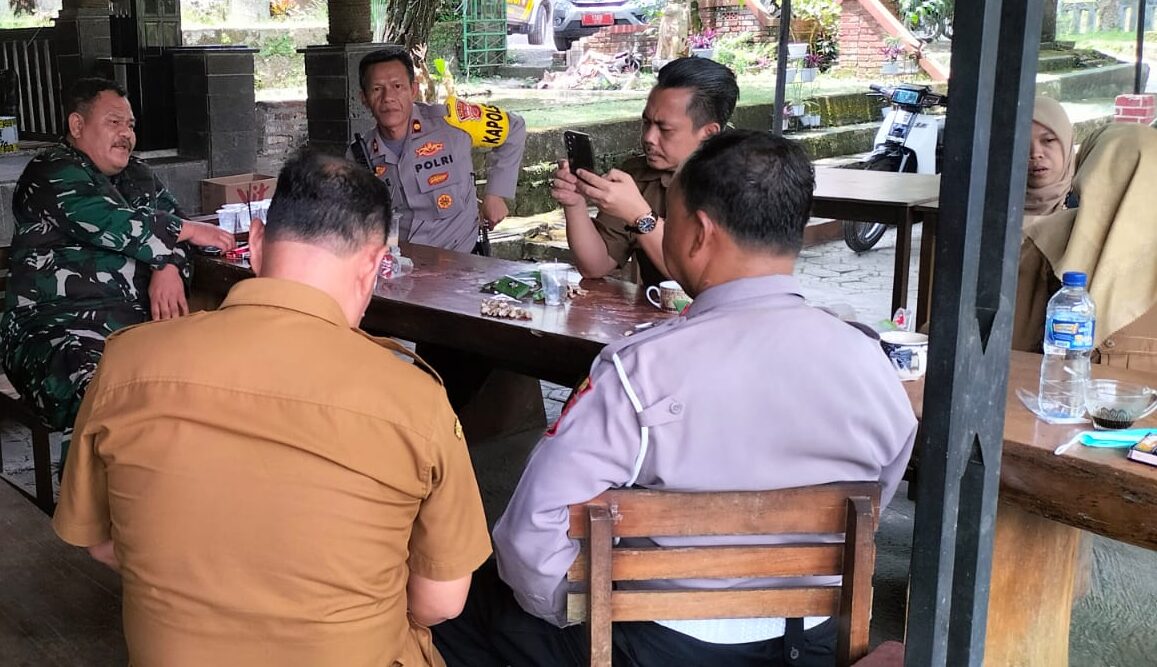 Doc. Danramil 0513/Jalancagak Kapten Inf Alexgro bersama Kapolsek Jalancagak Kompol Dede Sulaiman dan Camat Ciater Alex Nursalam, SSTP., tampak berdiskusi dalam kegiatan Komunikasi Sosial (Komsos) di Desa Cisaat, Kecamatan Ciater, Kabupaten Subang, Jumat (7/11/2025). (Sumber Foto: Kodim 0605 Subang).