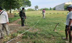 Doc. Babinsa Desa Pusakaratu, Serda Zuli Rahmat, bersama Kepala Desa Aan Anah dan Ketua Kopdes Merah Putih Darsono, saat melakukan pengukuran lahan rencana pembangunan Gerai Koperasi Desa Merah Putih di Dusun Ciawitali, Kecamatan Pusakanagara, Kabupaten Subang, Kamis (6/11/2025). (Sumber Foto: Kodim0605 Subang).