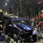 Doc. Tampak kondisi mobil Avanza warna biru ringsek parah usai terlibat kecelakaan beruntun dengan truk tronton di Jalan Perintis Kemerdekaan, Banyumanik, Semarang, Jumat (7/11/2025) malam. Sejumlah warga dan petugas terlihat berada di lokasi kejadian untuk membantu proses evakuasi. (Foto: Wisnu).