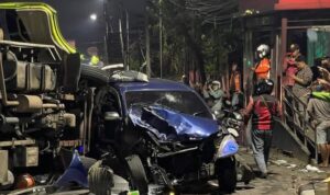 Doc. Tampak kondisi mobil Avanza warna biru ringsek parah usai terlibat kecelakaan beruntun dengan truk tronton di Jalan Perintis Kemerdekaan, Banyumanik, Semarang, Jumat (7/11/2025) malam. Sejumlah warga dan petugas terlihat berada di lokasi kejadian untuk membantu proses evakuasi. (Foto: Wisnu).