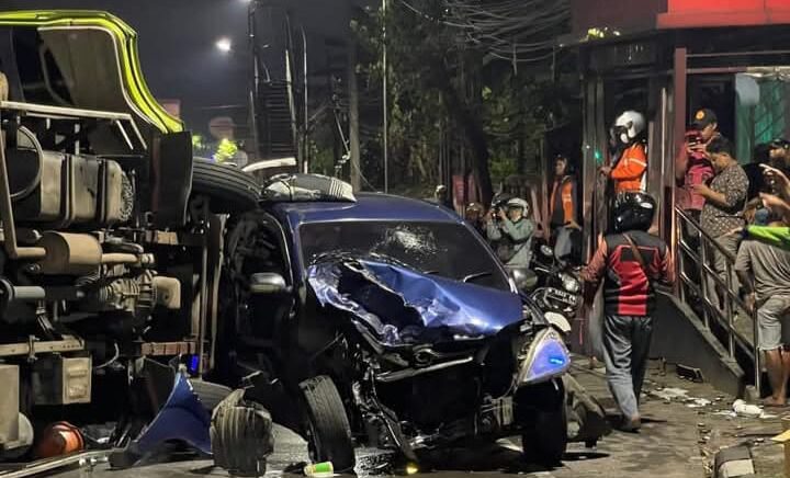 Doc. Tampak kondisi mobil Avanza warna biru ringsek parah usai terlibat kecelakaan beruntun dengan truk tronton di Jalan Perintis Kemerdekaan, Banyumanik, Semarang, Jumat (7/11/2025) malam. Sejumlah warga dan petugas terlihat berada di lokasi kejadian untuk membantu proses evakuasi. (Foto: Wisnu).
