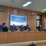 Doc. Para narasumber menyampaikan materi dalam Seminar Nasional “Reformasi Peradilan: Mewujudkan Hakim yang Profesional dan Berintegritas” yang diselenggarakan oleh Fakultas Hukum Universitas Semarang (FH USM) di Ruang Teleconference Lantai 8 Gedung Menara USM, Jumat (7/11/2025). Tampak hadir antara lain Dr. Suparman Marzuki, Dr. Hamdan Zoelva, Dr. M. Junaidi, dan Dr. Dian Rositawati. (Foto: Sriyanto).