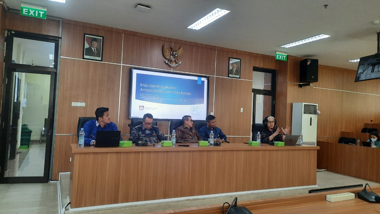 Doc. Para narasumber menyampaikan materi dalam Seminar Nasional “Reformasi Peradilan: Mewujudkan Hakim yang Profesional dan Berintegritas” yang diselenggarakan oleh Fakultas Hukum Universitas Semarang (FH USM) di Ruang Teleconference Lantai 8 Gedung Menara USM, Jumat (7/11/2025). Tampak hadir antara lain Dr. Suparman Marzuki, Dr. Hamdan Zoelva, Dr. M. Junaidi, dan Dr. Dian Rositawati. (Foto: Sriyanto).