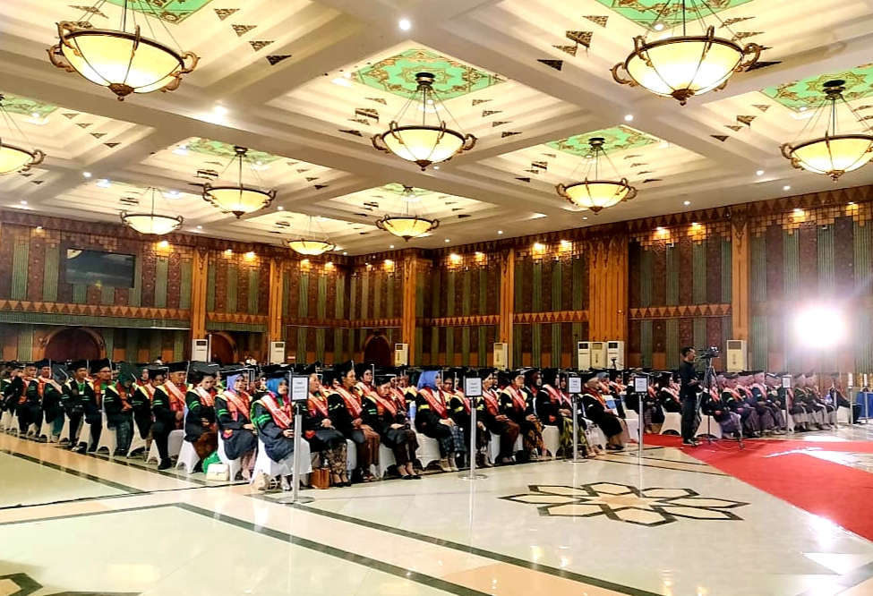 Doc. Para wisudawan Universitas Karya Husada Semarang angkatan ke-57 mengikuti prosesi wisuda di Hall Masjid Agung Jawa Tengah, Kamis (6/11/2025). Sebanyak 289 lulusan dari berbagai program studi resmi dikukuhkan dalam acara tersebut. (Foto: Eko Affandy).