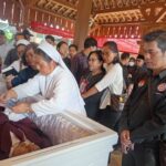 Doc. Sejumlah pelayat mengikuti prosesi doa dan penghormatan terakhir di rumah duka almarhum V. Djoko Riyanto, suami Wali Kota Semarang Agustina Wilujeng Pramestuti, sebelum jenazah diberangkatkan menuju tempat peristirahatan terakhir di TPU Demangan, Srondol Wetan, Banyumanik, Kota Semarang, Minggu (9/11/2025). (Sriyanto).