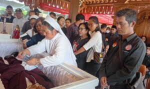 Doc. Sejumlah pelayat mengikuti prosesi doa dan penghormatan terakhir di rumah duka almarhum V. Djoko Riyanto, suami Wali Kota Semarang Agustina Wilujeng Pramestuti, sebelum jenazah diberangkatkan menuju tempat peristirahatan terakhir di TPU Demangan, Srondol Wetan, Banyumanik, Kota Semarang, Minggu (9/11/2025). (Sriyanto).