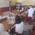 Doc. Babinsa Desa Cilamaya Girang, Sertu Rahman dari Koramil 0506/Ciasem Kodim 0605/Subang, saat berada di dalam ruang kelas SD Sari Asih Blanakan memantau pelaksanaan Program Makan Bergizi Gratis (MBG) dan berinteraksi dengan para siswa. (Foto: Dok. Koramil 0506/Ciasem).
