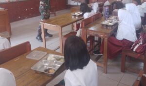 Doc. Babinsa Desa Cilamaya Girang, Sertu Rahman dari Koramil 0506/Ciasem Kodim 0605/Subang, saat berada di dalam ruang kelas SD Sari Asih Blanakan memantau pelaksanaan Program Makan Bergizi Gratis (MBG) dan berinteraksi dengan para siswa. (Foto: Dok. Koramil 0506/Ciasem).