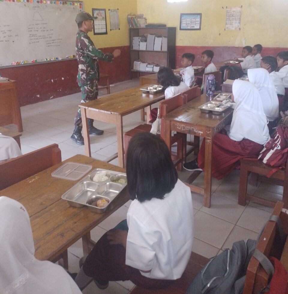 Doc. Babinsa Desa Cilamaya Girang, Sertu Rahman dari Koramil 0506/Ciasem Kodim 0605/Subang, saat berada di dalam ruang kelas SD Sari Asih Blanakan memantau pelaksanaan Program Makan Bergizi Gratis (MBG) dan berinteraksi dengan para siswa. (Foto: Dok. Koramil 0506/Ciasem).