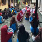 Doc. Babinsa Koramil 0501/Subang, Peltu Hudi Wibowo, saat memberikan penyuluhan anti-bullying kepada siswa dan siswi SDIT Bangun Bangsa di halaman sekolah RT 33 RW 06, Kelurahan Sukamelang, Kecamatan Subang, Kamis (13/11/2025). (Kodim 0605 Subang).
