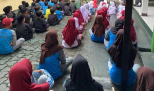 Doc. Babinsa Koramil 0501/Subang, Peltu Hudi Wibowo, saat memberikan penyuluhan anti-bullying kepada siswa dan siswi SDIT Bangun Bangsa di halaman sekolah RT 33 RW 06, Kelurahan Sukamelang, Kecamatan Subang, Kamis (13/11/2025). (Kodim 0605 Subang).