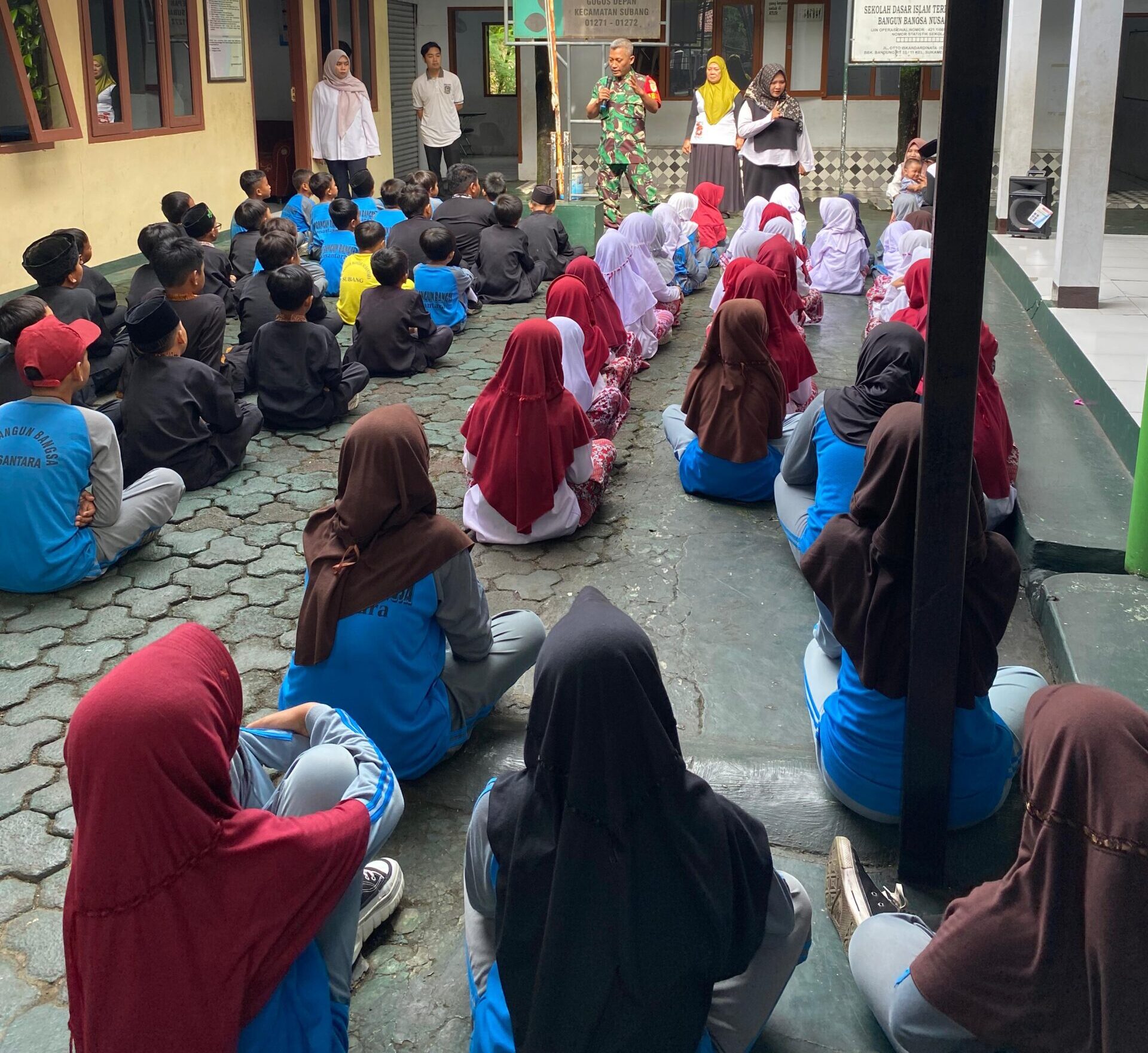 Doc. Babinsa Koramil 0501/Subang, Peltu Hudi Wibowo, saat memberikan penyuluhan anti-bullying kepada siswa dan siswi SDIT Bangun Bangsa di halaman sekolah RT 33 RW 06, Kelurahan Sukamelang, Kecamatan Subang, Kamis (13/11/2025). (Kodim 0605 Subang).