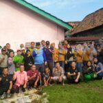 Doc. Camat Seberang Ulu Satu H.M. Mukhtiar Hijrun, S.STP bersama staf kecamatan, perangkat Kelurahan Satu Ulu, Ketua RT 08 Hendari, dan warga berfoto bersama usai kegiatan gotong royong di Lorong Gubah 1 RT 08 RW 02, Palembang, Jumat (14/11/2025). (Foto: Rosal Okta Syaria).