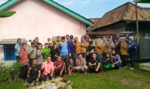 Doc. Camat Seberang Ulu Satu H.M. Mukhtiar Hijrun, S.STP bersama staf kecamatan, perangkat Kelurahan Satu Ulu, Ketua RT 08 Hendari, dan warga berfoto bersama usai kegiatan gotong royong di Lorong Gubah 1 RT 08 RW 02, Palembang, Jumat (14/11/2025). (Foto: Rosal Okta Syaria).