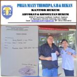 Doc. Advokat Prija Maxy Theozipa, S.H., C.PFW., C.MDF., C.JKJ., bersama korban usai melakukan pelaporan di Ditreskrimum Polda Jawa Tengah, terlihat menunjukkan bukti tanda terima laporan sebagai bentuk resmi pengaduan atas dugaan pemalsuan surat. (Foto:Prija).