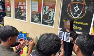 Doc. SN (31), DJ asal Sukabumi, memberikan keterangan kepada wartawan usai menyampaikan laporan terkait dugaan pelecehan seksual yang dialaminya. SN datang ke Jakarta untuk melaporkan kasus tersebut ke Bareskrim Mabes Polri, Selasa (18/11/2025). (Foto: Eko Wahyu).