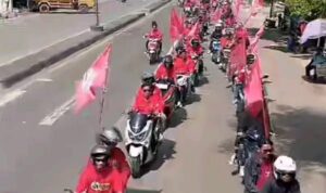 Doc. Ratusan buruh berkonvoi menggunakan sepeda motor sambil membawa bendera serikat pekerja dalam aksi damai menuntut kenaikan UMK Brebes, Rabu siang. (Foto: Taufik Hidayat | KawanJarinews.com).