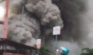 Doc. Asap erupsi Gunung Semeru tampak membumbung tinggi dengan warna kelabu pekat, memperlihatkan aktivitas vulkanik yang sedang berlangsung pada Rabu sore. (Sumber foto: Ari Bagus.P).