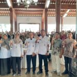 Doc. Para peserta kegiatan berfoto bersama seusai rangkaian acara, menunjukkan kebersamaan dan komitmen untuk melanjutkan kerja sama yang telah dibahas. Momen foto bersama ini diambil setelah seluruh sesi resmi selesai, dengan para peserta berdiri berbaris rapi di area kegiatan sebagai penutup acara. (Foto: Budi Setiyanto).