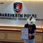Doc. Pelapor berinisial SN (31) berpose sambil memegang Surat Tanda Terima Laporan Polisi (STTLP) usai resmi membuat laporan dugaan pelecehan seksual di Bareskrim Mabes Polri, Rabu (19/11/2025). Wajah pelapor sengaja diburamkan untuk menjaga privasi dan perlindungan identitas. (Eko Wahyu | KawanJariNews.com).