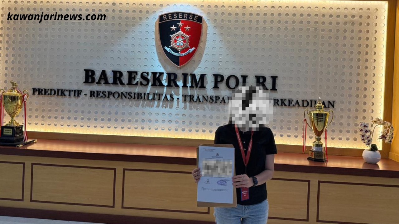 Doc. Pelapor berinisial SN (31) berpose sambil memegang Surat Tanda Terima Laporan Polisi (STTLP) usai resmi membuat laporan dugaan pelecehan seksual di Bareskrim Mabes Polri, Rabu (19/11/2025). Wajah pelapor sengaja diburamkan untuk menjaga privasi dan perlindungan identitas. (Eko Wahyu | KawanJariNews.com).