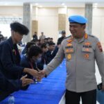 Doc. Salah satu anggota Polda Jawa Tengah bersama perwakilan mahasiswa Universitas 17 Agustus (Untag) Semarang saat pelaksanaan audiensi terkait penanganan kasus tewasnya dosen Untag, di Gedung Borobudur Mapolda Jateng, Rabu (19/11/2025). (Foto: Sriyanto).