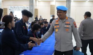 Doc. Salah satu anggota Polda Jawa Tengah bersama perwakilan mahasiswa Universitas 17 Agustus (Untag) Semarang saat pelaksanaan audiensi terkait penanganan kasus tewasnya dosen Untag, di Gedung Borobudur Mapolda Jateng, Rabu (19/11/2025). (Foto: Sriyanto).