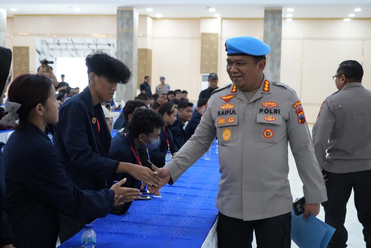 Doc. Salah satu anggota Polda Jawa Tengah bersama perwakilan mahasiswa Universitas 17 Agustus (Untag) Semarang saat pelaksanaan audiensi terkait penanganan kasus tewasnya dosen Untag, di Gedung Borobudur Mapolda Jateng, Rabu (19/11/2025). (Foto: Sriyanto).