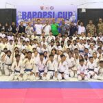Doc. Para peserta dan jajaran pengurus Shorinji Kempo Jawa Tengah berfoto bersama usai pelaksanaan Kejuaraan Shorinji Kempo Pelajar Se-Jawa Tengah (Bapopsi Cup 2025) di GOR Manunggal Jati Semarang. (Foto: Reynaldi).