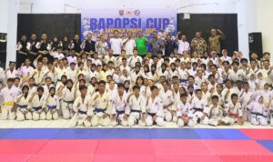 Doc. Para peserta dan jajaran pengurus Shorinji Kempo Jawa Tengah berfoto bersama usai pelaksanaan Kejuaraan Shorinji Kempo Pelajar Se-Jawa Tengah (Bapopsi Cup 2025) di GOR Manunggal Jati Semarang. (Foto: Reynaldi).