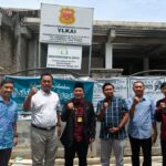 Doc. Sukindar bersama jajaran YLKAI DPC Kota Semarang dan Tim Universitas Politeknik Negeri Jember berfoto bersama di depan Kantor YLKAI usai melaksanakan kunjungan dan diskusi terkait penguatan edukasi serta perlindungan konsumen. (Foto: ilma - Kontributor).