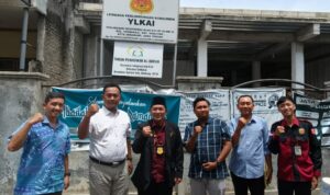 Doc. Sukindar bersama jajaran YLKAI DPC Kota Semarang dan Tim Universitas Politeknik Negeri Jember berfoto bersama di depan Kantor YLKAI usai melaksanakan kunjungan dan diskusi terkait penguatan edukasi serta perlindungan konsumen. (Foto: ilma - Kontributor).