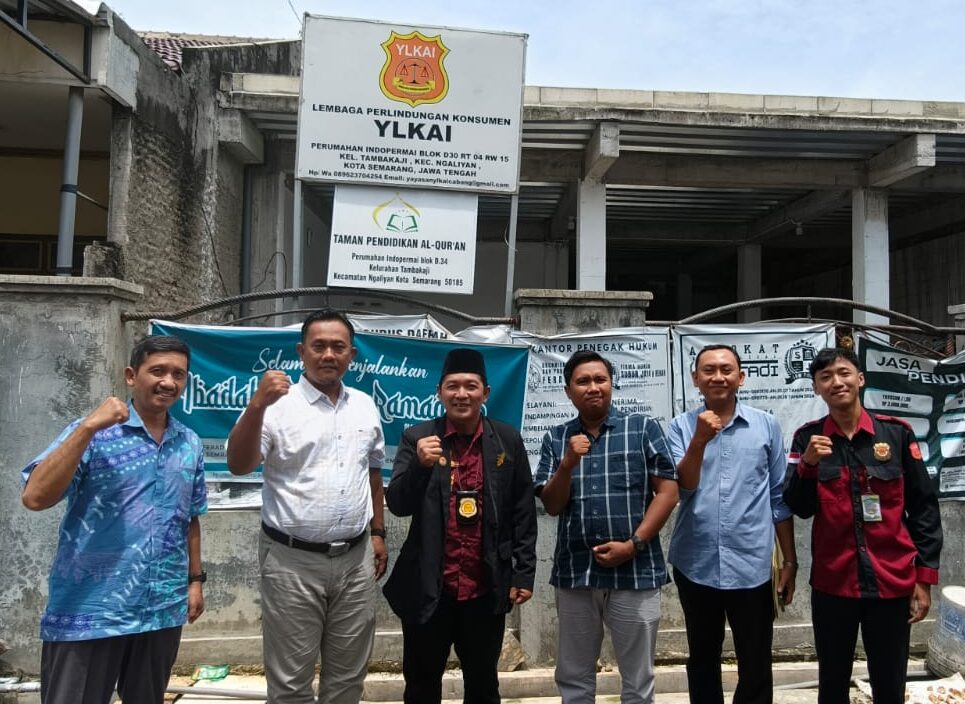 Doc. Sukindar bersama jajaran YLKAI DPC Kota Semarang dan Tim Universitas Politeknik Negeri Jember berfoto bersama di depan Kantor YLKAI usai melaksanakan kunjungan dan diskusi terkait penguatan edukasi serta perlindungan konsumen. (Foto: ilma - Kontributor).