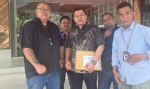 Doc. Korban bersama Tim Hukum Brajamusti Nusantara—FERADI WPI befoto di depan kantor kepolisian usai melakukan pelaporan dugaan pemalsuan surat di Ditreskrimum Polda Jawa Tengah. Foto diambil sesaat setelah korban menerima tanda terima laporan. (Foto: Wilma).