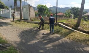 Doc. Babinsa Koramil 0505/Tanjungsiang bersama warga Desa Buniara membersihkan bahu jalan di kawasan Citombe, Kecamatan Tanjungsiang, Subang, dalam kegiatan Karya Bhakti, Minggu (22/11/2025). (Foto: Babinsa Koramil 0505).