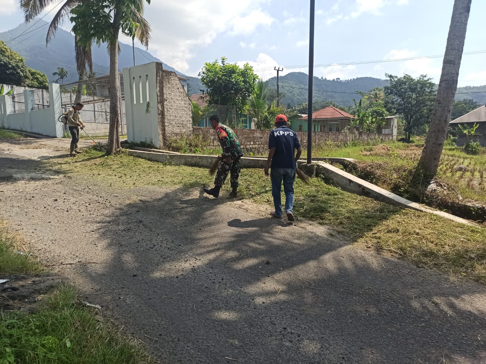 Doc. Babinsa Koramil 0505/Tanjungsiang bersama warga Desa Buniara membersihkan bahu jalan di kawasan Citombe, Kecamatan Tanjungsiang, Subang, dalam kegiatan Karya Bhakti, Minggu (22/11/2025). (Foto: Babinsa Koramil 0505).