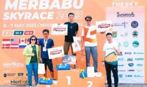 Doc. Hairul Asjad Rohikum Mahtum (kedua dari kiri) saat menerima penghargaan Juara 3 kategori 40K pada ajang Merbabu Sky Race 2023 di Gunung Merbabu, Magelang, Jawa Tengah, 6–7 Mei 2023. Foto: Dok. Pribadi/Iqum. (Foto: Budi Jo).