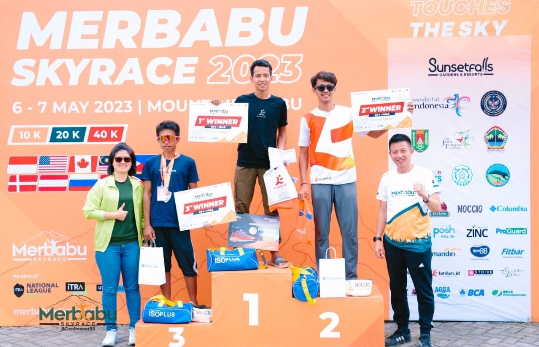 Doc. Hairul Asjad Rohikum Mahtum (kedua dari kiri) saat menerima penghargaan Juara 3 kategori 40K pada ajang Merbabu Sky Race 2023 di Gunung Merbabu, Magelang, Jawa Tengah, 6–7 Mei 2023. Foto: Dok. Pribadi/Iqum. (Foto: Budi Jo).
