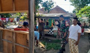 Doc. Babinsa Koramil 0509/Pamanukan, Koptu Iwan, bersama warga RT 05 RW 02 Desa Pamanukan Hilir bergotong royong melanjutkan pembangunan pos ronda, termasuk merapikan dinding dan memperkuat rangka bangunan. Kegiatan berlangsung pada Senin (24/11/2025) sebagai bagian dari upaya meningkatkan keamanan lingkungan. (Foto: Babinsa Koramil 0509).