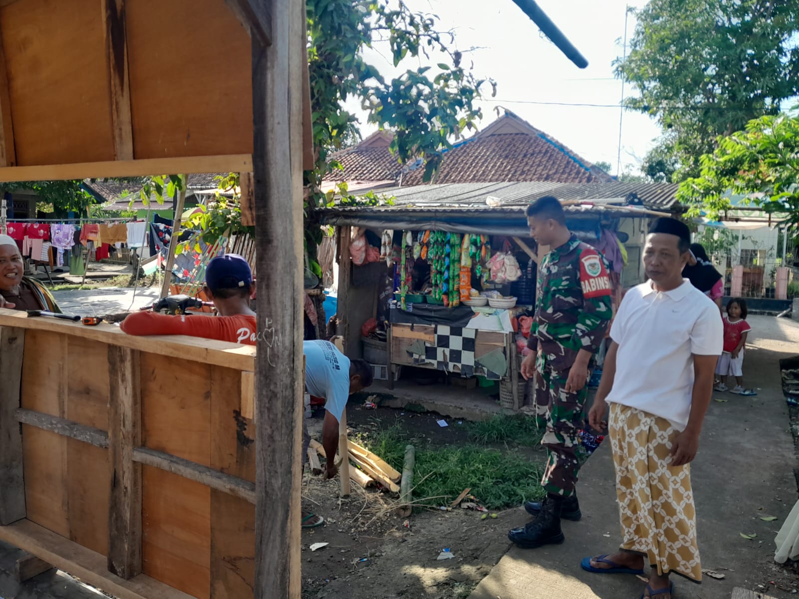 Doc. Babinsa Koramil 0509/Pamanukan, Koptu Iwan, bersama warga RT 05 RW 02 Desa Pamanukan Hilir bergotong royong melanjutkan pembangunan pos ronda, termasuk merapikan dinding dan memperkuat rangka bangunan. Kegiatan berlangsung pada Senin (24/11/2025) sebagai bagian dari upaya meningkatkan keamanan lingkungan. (Foto: Babinsa Koramil 0509).