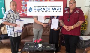 Doc. Mediator Donny Andretti (tengah) bersama pelapor dan terlapor saat proses mediasi di ruang Unit IV Tipidter Polrestabes Semarang. Proses dialog berlangsung kondusif dengan pendampingan penyidik sebagai fasilitator prosedural. (Foto: Wilma | KawanJariNews.com).