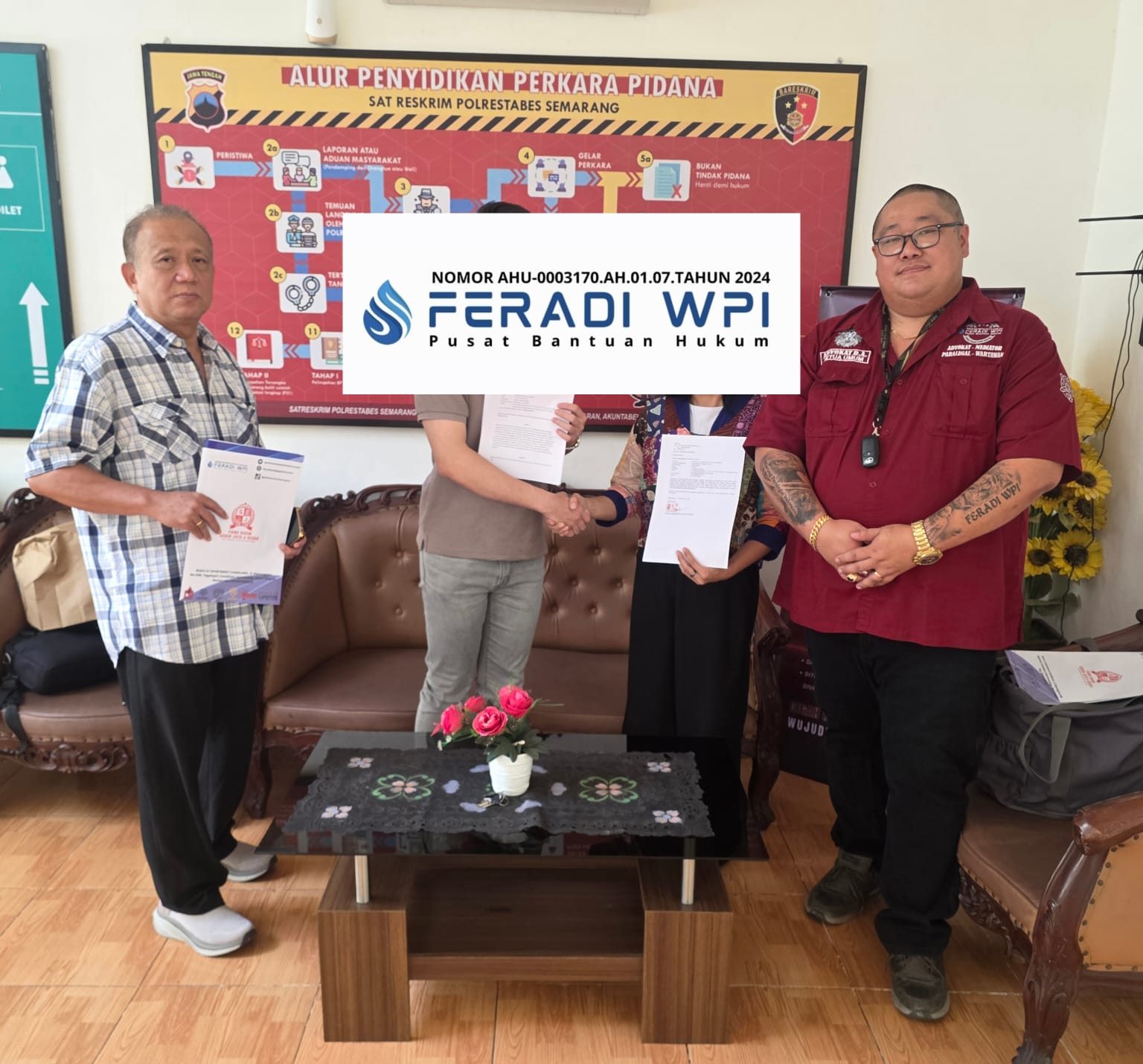 Doc. Mediator Donny Andretti (tengah) bersama pelapor dan terlapor saat proses mediasi di ruang Unit IV Tipidter Polrestabes Semarang. Proses dialog berlangsung kondusif dengan pendampingan penyidik sebagai fasilitator prosedural. (Foto: Wilma | KawanJariNews.com).