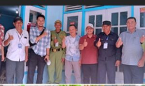 Doc. Foto bersama panitia pemilihan, tokoh masyarakat, dan para ketua RT serta Ketua RW 09 terpilih berfoto bersama usai pelaksanaan pemilihan serentak Ketua RT dan RW 09 Kelurahan Kembangarum, Semarang Barat, pada Minggu, 23 November 2025. (Foto: Sriyanto).