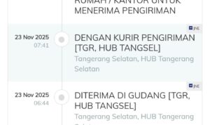 Doc. Tangkapan layar riwayat pelacakan paket melalui platform pelacakan pihak ketiga menunjukkan status pengiriman JNE milik pelanggan berinisial M, termasuk keterangan “Tidak Ada Orang di Rumah/Kantor untuk Menerima Pengiriman” pada 23 November 2025 pukul 21.28 WIB. (Foto: tangkapan layar HP M).