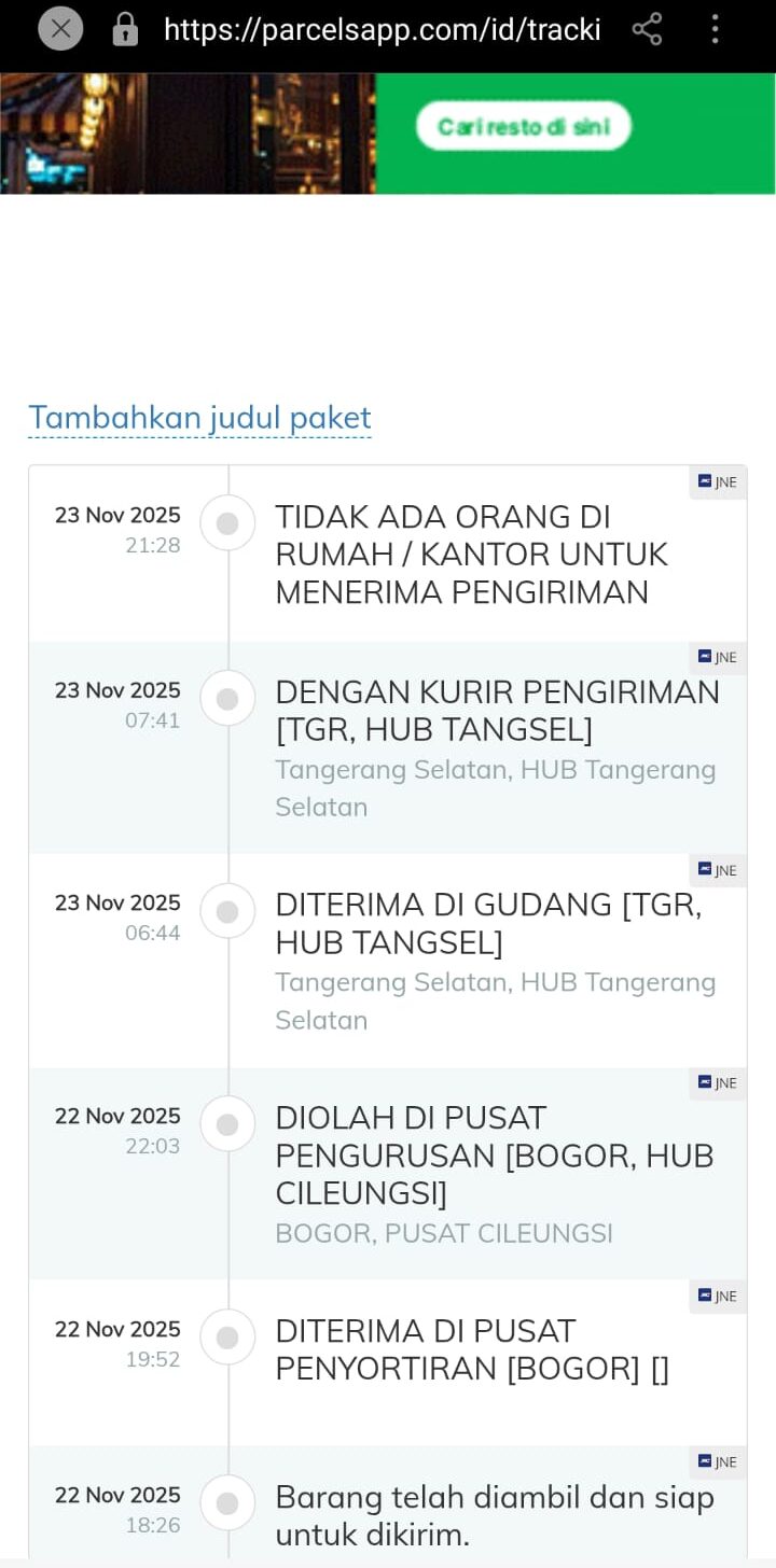Doc. Tangkapan layar riwayat pelacakan paket melalui platform pelacakan pihak ketiga menunjukkan status pengiriman JNE milik pelanggan berinisial M, termasuk keterangan “Tidak Ada Orang di Rumah/Kantor untuk Menerima Pengiriman” pada 23 November 2025 pukul 21.28 WIB. (Foto: tangkapan layar HP M).