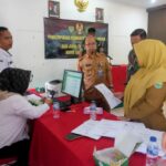 Doc. Personel Kodim 0605/Subang mendampingi warga dalam proses pengurusan akte kelahiran gratis pada kegiatan peringatan Hari Juang TNI AD 2025 yang berlangsung di Aula Nawa Tunggal Makodim 0605/Subang, Selasa (25/11/2025). (Foto: Kodim 0605).
