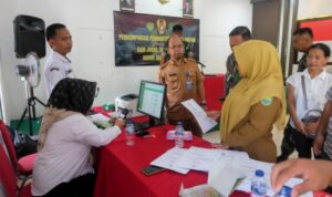 Doc. Personel Kodim 0605/Subang mendampingi warga dalam proses pengurusan akte kelahiran gratis pada kegiatan peringatan Hari Juang TNI AD 2025 yang berlangsung di Aula Nawa Tunggal Makodim 0605/Subang, Selasa (25/11/2025). (Foto: Kodim 0605).