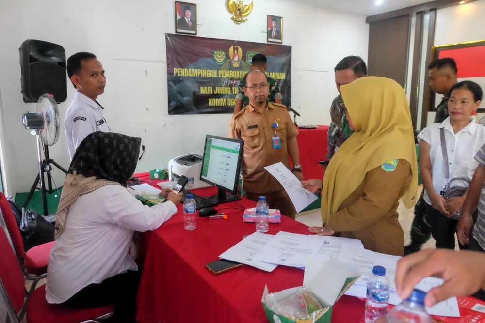 Doc. Personel Kodim 0605/Subang mendampingi warga dalam proses pengurusan akte kelahiran gratis pada kegiatan peringatan Hari Juang TNI AD 2025 yang berlangsung di Aula Nawa Tunggal Makodim 0605/Subang, Selasa (25/11/2025). (Foto: Kodim 0605).