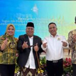 Doc. Yulianto Kiswocahyono berfoto bersama perwakilan KPAP, Kamar Dagang dan Industri (KADIN) Jawa Timur, serta akademisi FEB Universitas Airlangga usai pelaksanaan diskusi strategis penguatan mutu profesi akuntan publik di Ruang Tirtodiningrat, Surabaya, Selasa (25/11/2025). (Foto: Eko Wahyu | KawanJariNews.com).