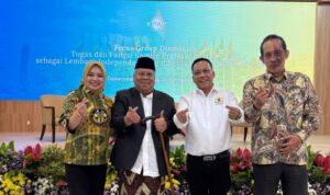 Doc. Yulianto Kiswocahyono berfoto bersama perwakilan KPAP, Kamar Dagang dan Industri (KADIN) Jawa Timur, serta akademisi FEB Universitas Airlangga usai pelaksanaan diskusi strategis penguatan mutu profesi akuntan publik di Ruang Tirtodiningrat, Surabaya, Selasa (25/11/2025). (Foto: Eko Wahyu | KawanJariNews.com).